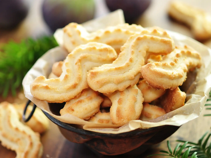 Spritzgebäck auf Teller serviert