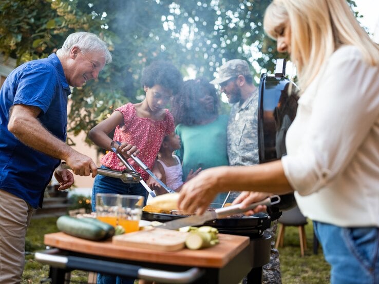 Zu sehen sind Leute auf einer Grillparty