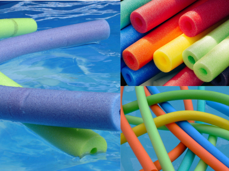 Bunte Schaumstoff-Poolnudeln in Lila, Grün, Gelb und Orange schwimmen, liegen gestapelt oder verschlingen sich auf blauem Untergrund.