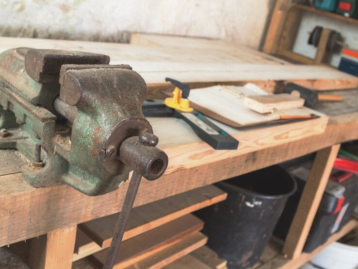 Zu sehen ist eine Nahaufnahme einer Werkbank