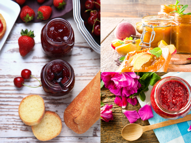 Drei Sorten Marmelade in Gläsern mit Früchten, Brot und Blüten, arrangiert auf hellem und rustikalem Holztisch in sommerlicher Stimmung.