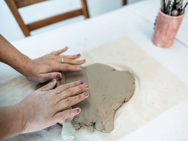 Nahaufnahme einer Frau, die in einer Keramikwerkstatt Ton modelliert