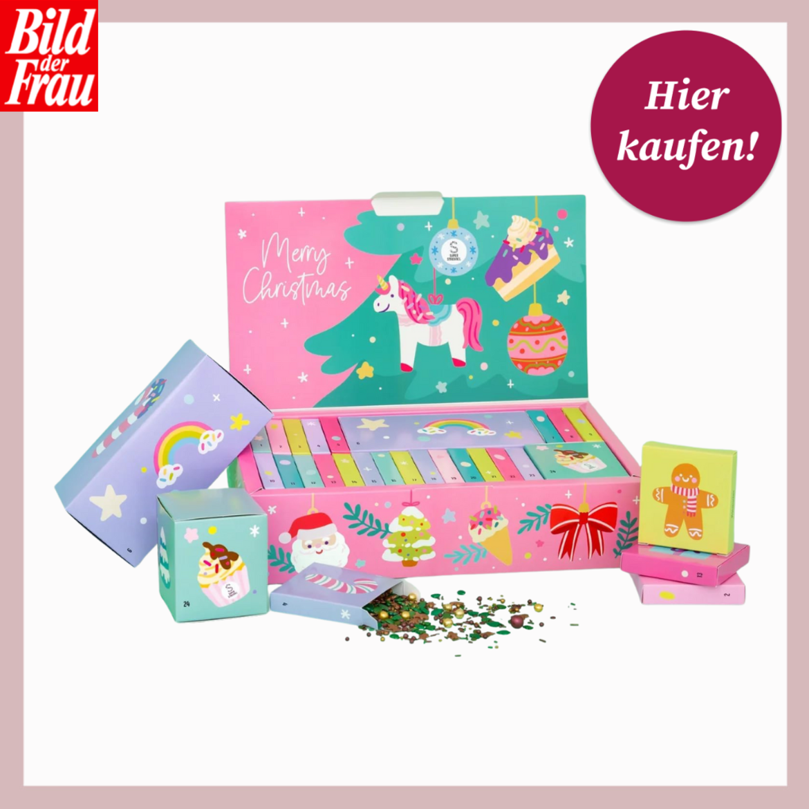 Bunter Adventskalender mit Einhorn, Santa und Süßigkeiten-Motiven, einige Türchen geöffnet, Glitzer liegt verstreut davor. | © Super Streusel/Canva/Collage:bildderfrau.de