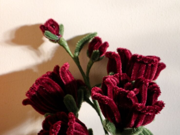 Rosen in dunklem Rot, gebastelt mit Pfeifenreinigern.
