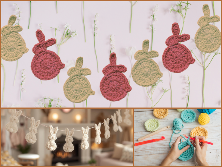 Mehrere gehäkelte Hasen in Rot und Beige sind auf einem rosa Hintergrund zwischen weißen Blumen ausgestellt.