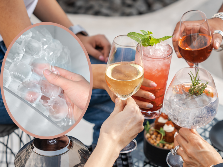 Vier Hände stoßen im Freien mit farbigen Cocktails und Wein an, davor ein Zoom auf frische Eiswürfel in einer Hand.