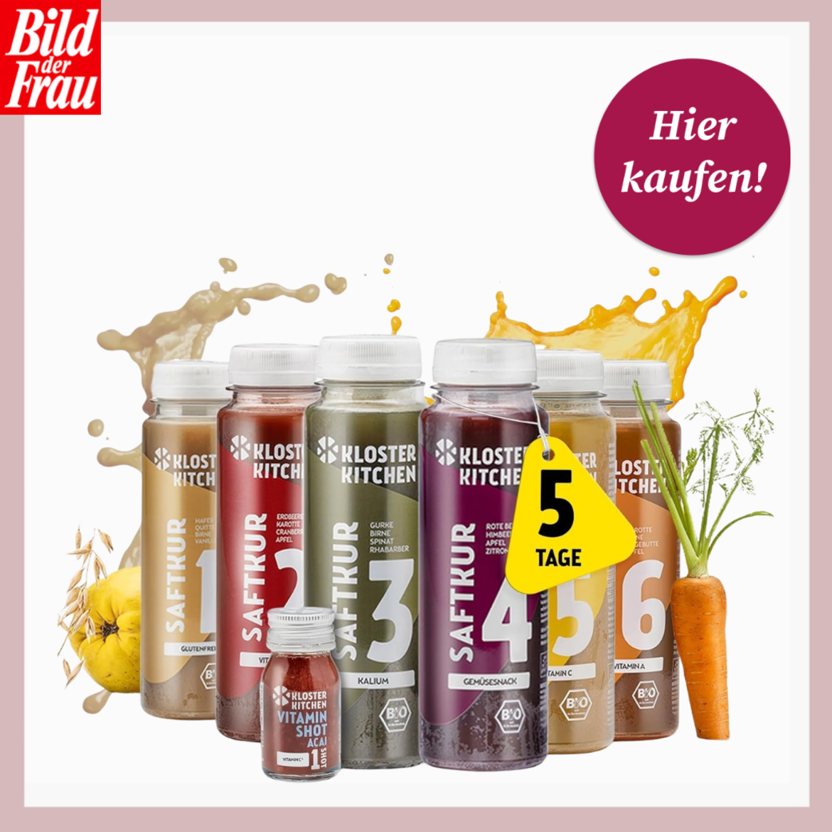 Sechs bunte Saftflaschen einer Saftkur stehen nebeneinander, dahinter spritzen Fruchtsäfte, rechts liegt eine frische Karotte. | © Amazon/Canva:bildderfrau.de