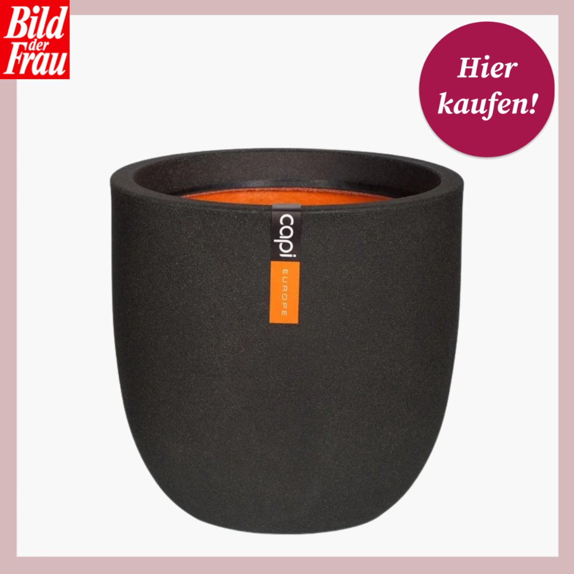Schwarzer Pflanztopf von Lidl mit matter Oberfläche und orangefarbenem Innenrand, versehen mit einem „Capi Europe“-Label. | © Lidl 
