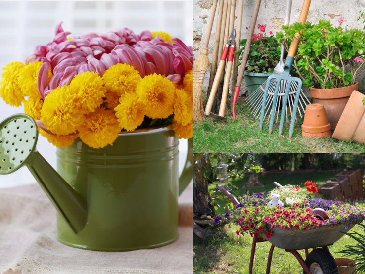 Eine Gießkanne mit gelben und rosa Blumen, Gartenwerkzeuge vor Töpfen und eine bepflanzte Schubkarre stehen in sommerlicher Gartenszene.