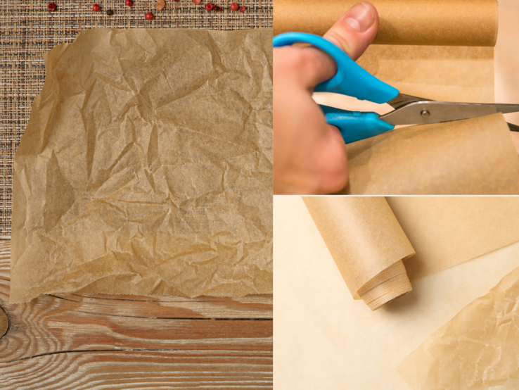 Hand mit blauer Schere schneidet Backpapier von einer Rolle, daneben zwei weitere Bögen auf Holz- und Stoffuntergrund.