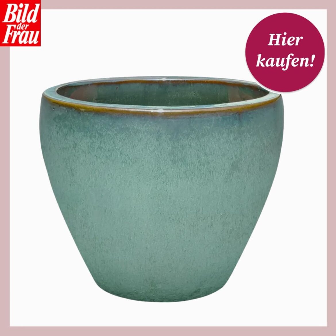 Runder, grünblau glasierter Blumentopf mit braunem Rand auf weißem Hintergrund und pinkem Kaufhinweis oben rechts. | © OBI