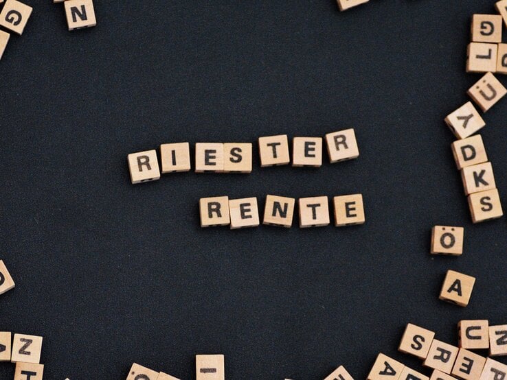 Zu sehen sind Scrabble Lettern, die die Wörter Riester Rente ergeben