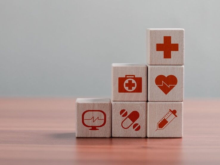 Zu sehen sind Bauklötze mit Versicherungszeichen