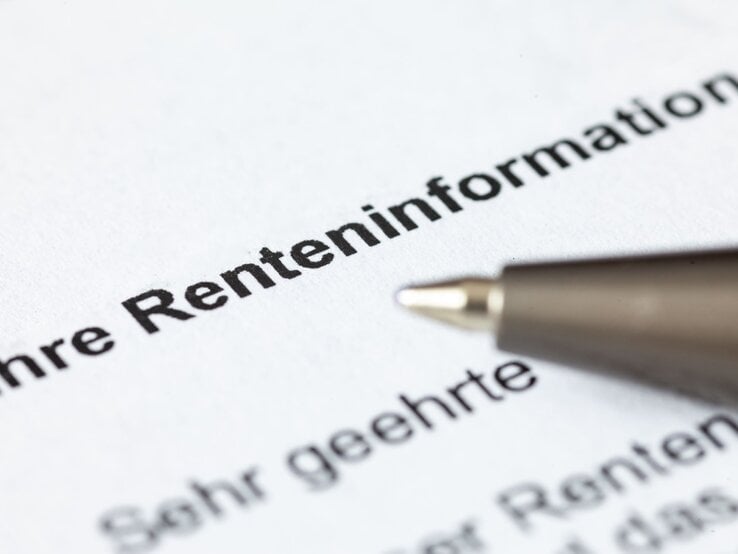 Nahaufnahme eines Dokuments mit dem Wort „Renteninformation“ in fetter Schrift, daneben eine silberne Kugelschreiberspitze.
