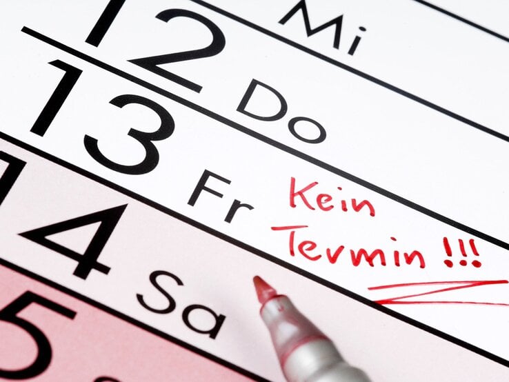 Nahaufnahme eines Kalenders mit dem markierten Datum Freitag, 13., auf dem mit rotem Stift „Kein Termin!!!“ notiert ist.