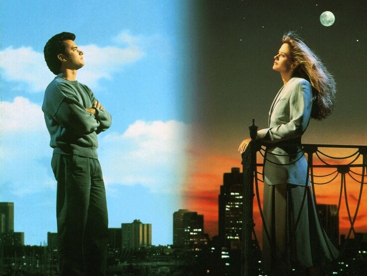 Ein nachdenklicher Mann bei Tag und eine träumende Frau bei Nacht blicken sich über eine geteilte Stadtsilhouette hinweg an.