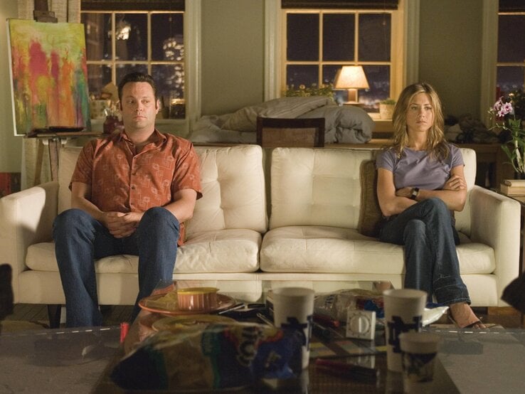 Vince Vaughn und Jennifer Aniston sitzen an gegenüberliegenden Enden eines Sofas.