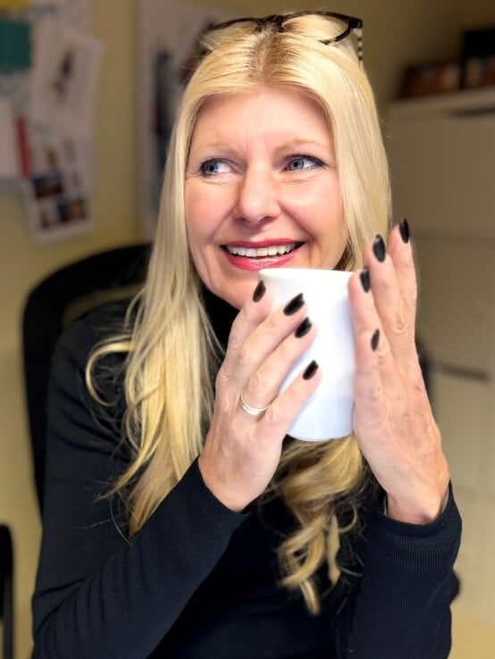 Topage-Model Renate Zott mit schwarzen Fingernägeln | © Renate Zott