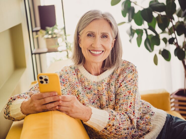 Zu sehen ist eine Frau mittleren Alters, die ein schönes, weißes Lächeln hat.