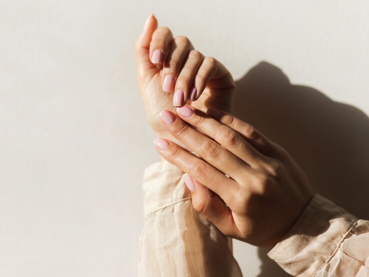 Zu sehen sind gepflegte, manikürte Hände