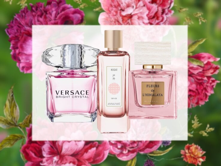 Elegante Parfumflaschen von Versace, Annayake und Rituals leuchten rosa vor einem floralen Hintergrund mit Pfingstrosen.