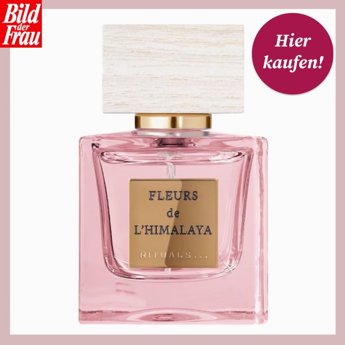 Rosa Glasflakon des Damendufts „Fleurs de l’Himalaya“ von Rituals mit hellem Holzdeckel und goldener Etikettierung. | © Douglas/ Collage: bildderfrau.de