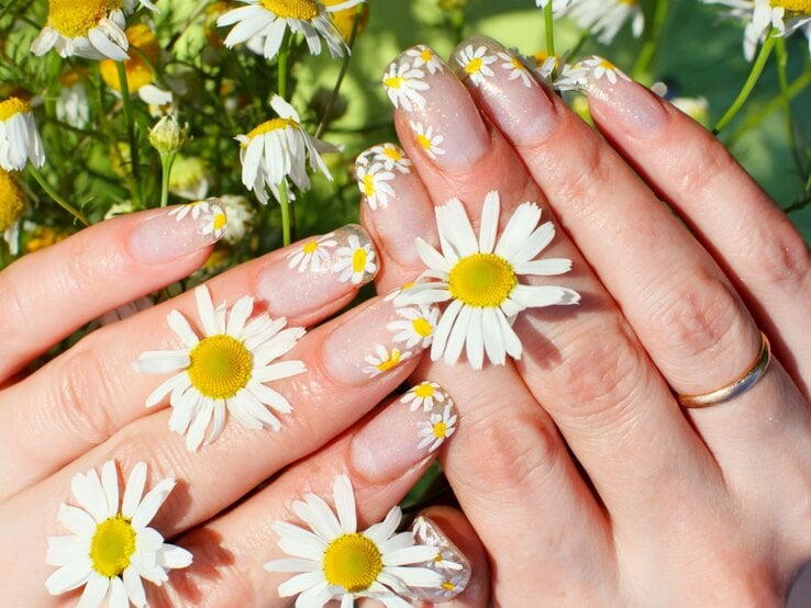 Zu sehen sind Nägel mit Blumendesign