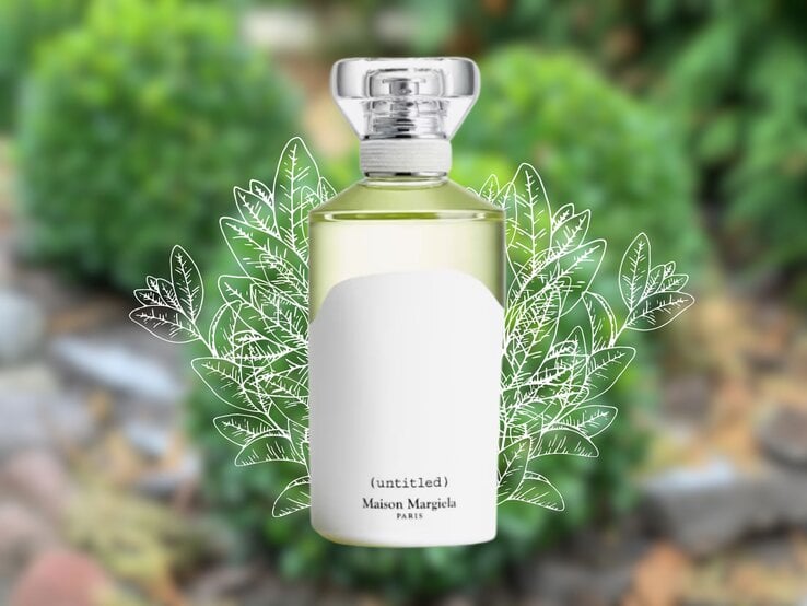Parfumflakon von Maison Margiela mit weißem Etikett vor grünen Büschen und gezeichneten Blättern als stilvolles Naturelement.