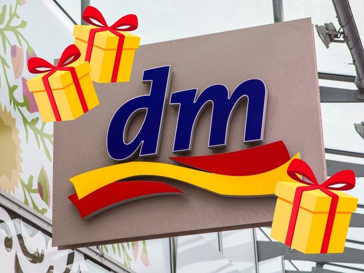 Das blau-rote dm-Logo auf einem Schild, umgeben von illustrativen gelben Geschenkpaketen mit roten Schleifen vor gläsernem Hintergrund.