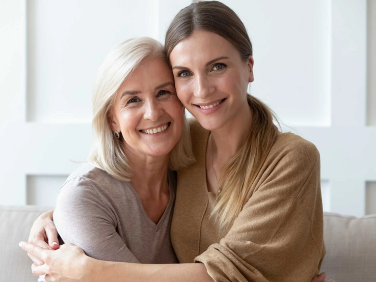 Frauen zwei Generationen umarmen sich