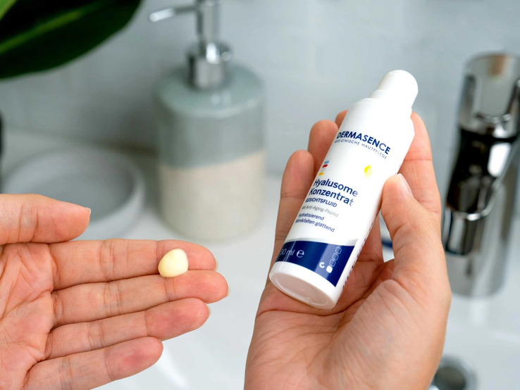 DERMASENCE Hyalusome Gesichtsfluid wird auf die Hände aufgetragen | © © DERMASENCE