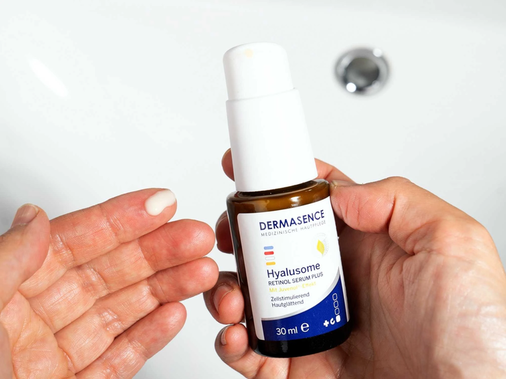 DERMSENCE Hyalusome Retinol plus Serum wird auf die Hände aufgetragen | © © DERMASENCE
