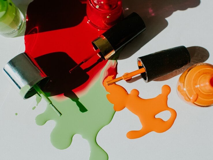 Zu sehen sind verschiedene Nagellackfarben, die teilweise ausgelaufen sind.