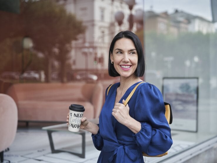 Frau mit dünnem Haar und Bob.