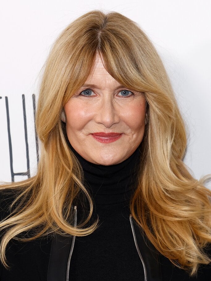 Schauspielerin Laura Gern mit langen Haaren und Curtain Bangs | © GettyImages/Taylor Hill 
