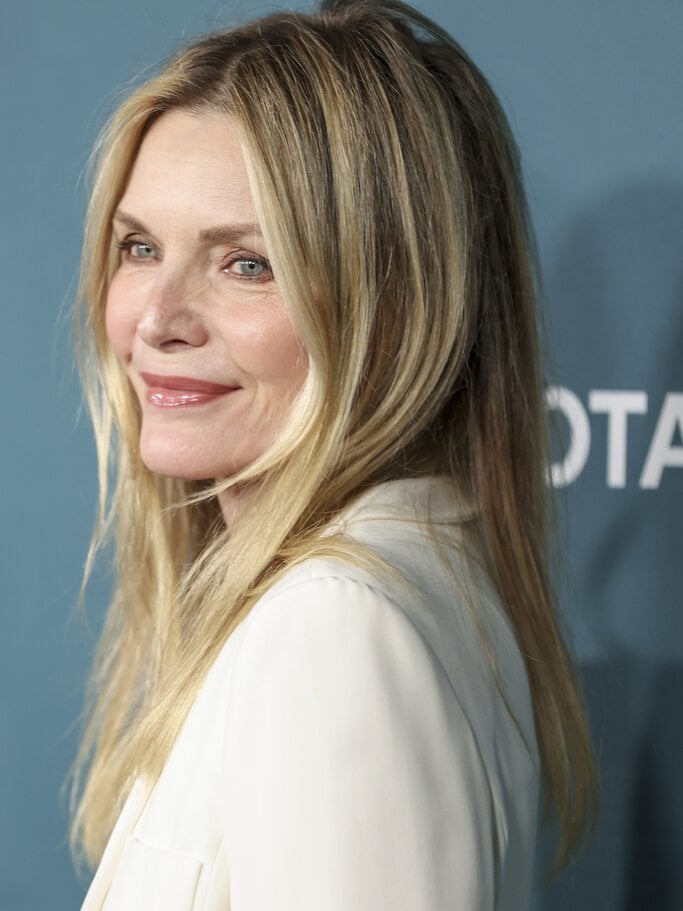 Schauspielerin Michelle Pfeiffer bei den EMA Awards | © GettyImages/Christopher Polk