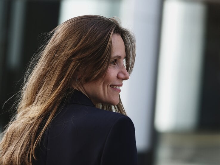 Frau in ihren Vierzigern mit langen Haaren, die einen Haarwirbel kaschieren