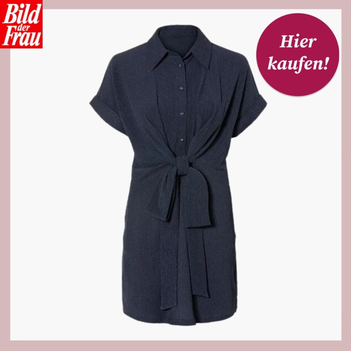 Elegantes dunkelblaues Kleid mit Knopfleiste und Schleife, beworben bei Bild der Frau | © Lidl/ Collage: bildderfrau.de