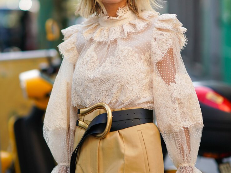 Zu sehen ist eine Spitzenbluse mit Volants