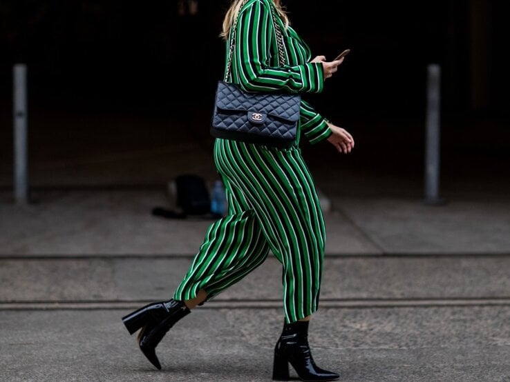 Zu sehen ist eine Frau, die längstreifen trägt