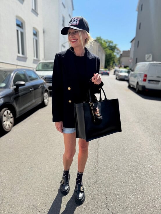 Zu sehen ist Renate Zott in einem Outfit mit Tweetjacke und Söckchen | © Renate Zott