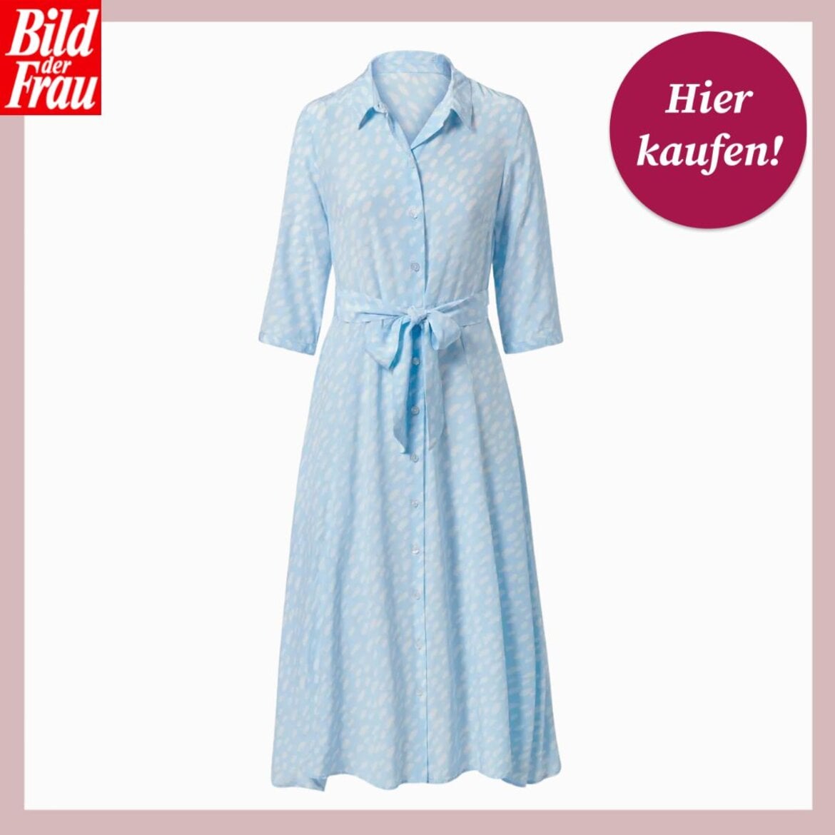 Hellblaues, knielanges Hemdblusenkleid mit dezentem Muster, 3/4-Ärmeln, Kragen und Taillengürtel auf weißem Hintergrund. | © Tchibo/ Collage: bildderfrau.de