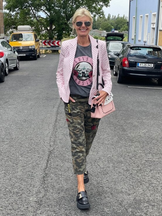 Trendiger Streetstyle mit gemustertem Blazer, Statementshirt und Cargohose – modische Renate Zott mit Sonnenbrille auf Asphaltstraße. | © Renate Zott 