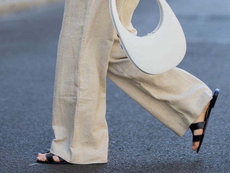 Zu sehen ist eine Frau, die Sandalen trägt