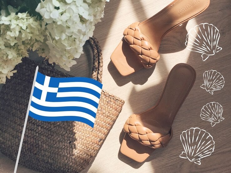 Sommerliche Szene mit Sandalen, Korbtasche und griechischer Flagge, umgeben von weißen Muschelgrafiken und zarten Blumen.