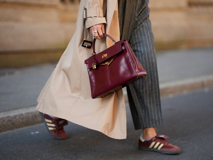 Zu sehen ist ein close-up Shot von Bordeaux farbenen Sneakers