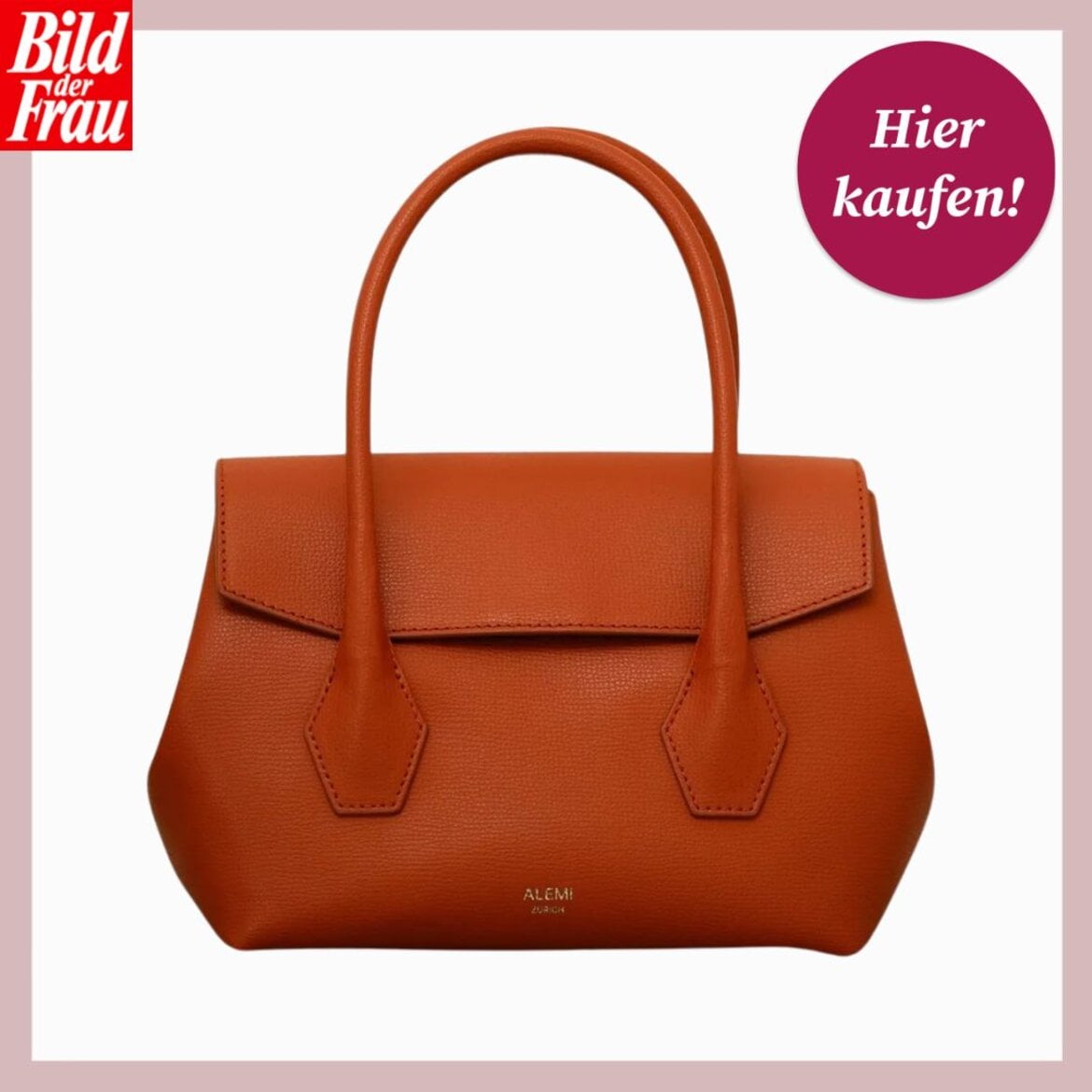 Elegante, braune Ledertasche mit strukturiertem Finish, kurzen Henkeln und goldgeprägtem Logo „Alemi Zürich“ auf weißem Hintergrund. | © Collage: ALEMI Zurich; bildderfrau.de