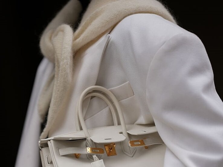 Zu sehen ist der Trendschal der Saison, der Sophie Scarf, in einem Cremeton