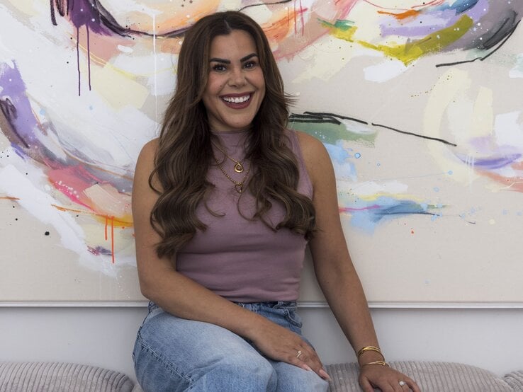 Zu sehen ist Instastar RANDA SHILBAYEH-WEISER, sitzend auf einer Couch.