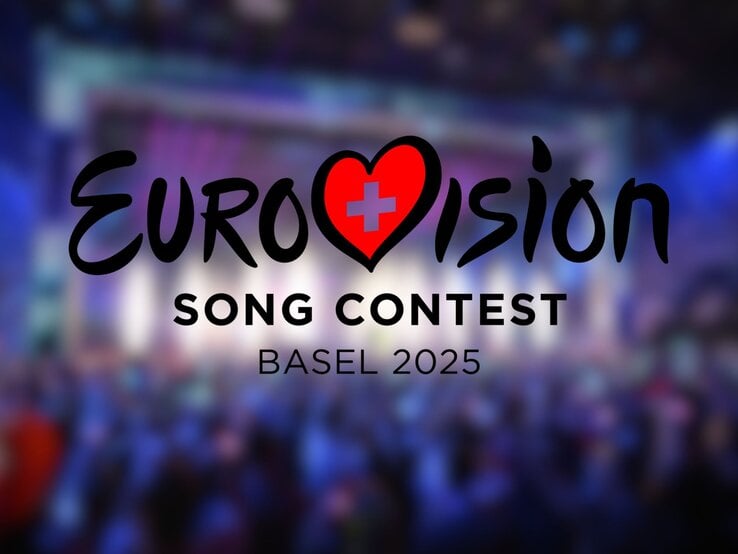 Logo des Eurovision Song Contest 2025 mit Herz in Schweizer Nationalfarben über unscharfem Publikum in Lichterstimmung.